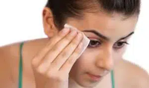 Ketahui, Cara Menghapus Makeup Mata Tanpa Merusak Kulit Lho!