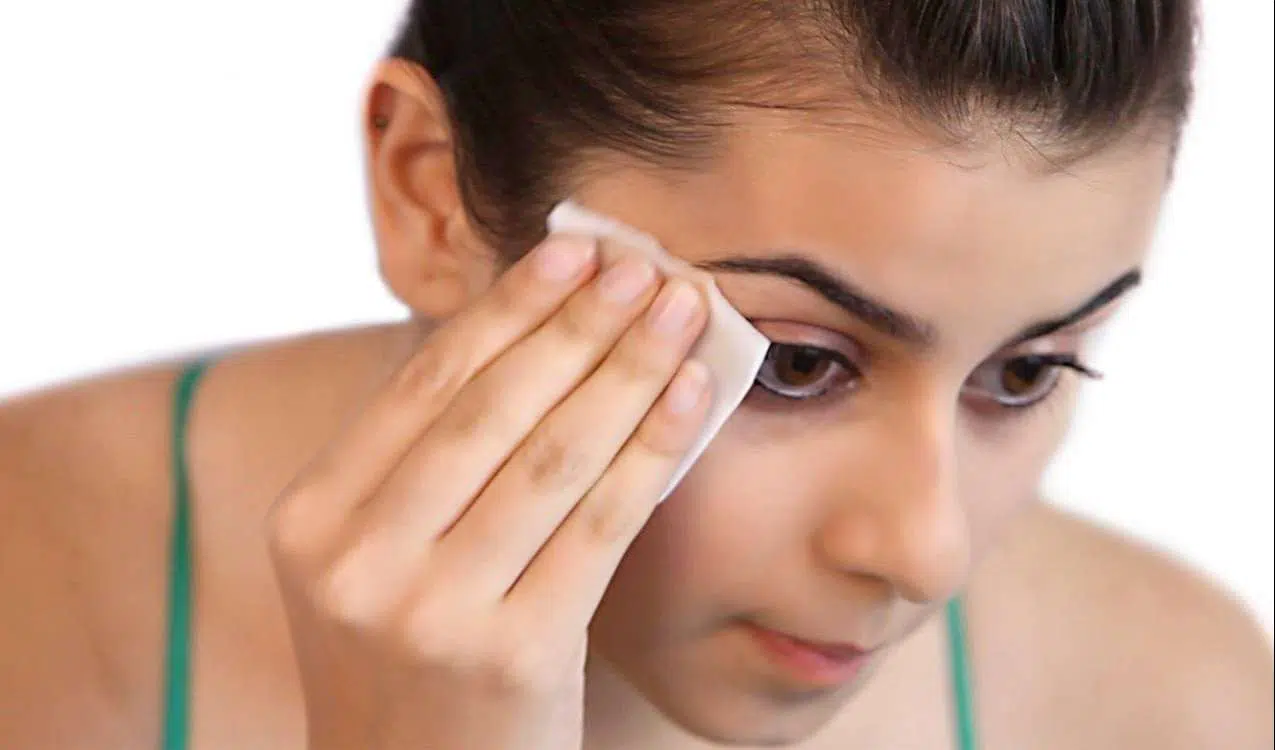 Ketahui, Cara Menghapus Makeup Mata Tanpa Merusak Kulit Lho!