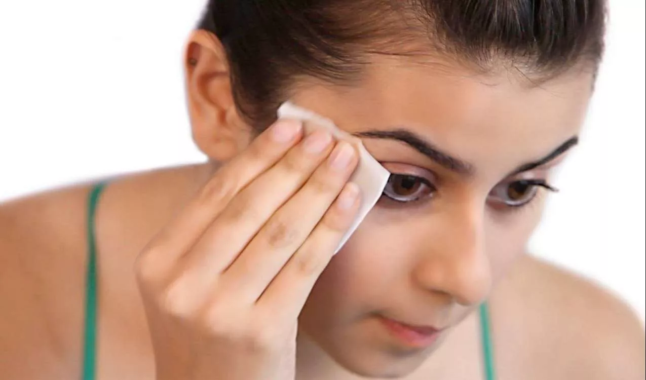 Ketahui, Cara Menghapus Makeup Mata Tanpa Merusak Kulit Lho!