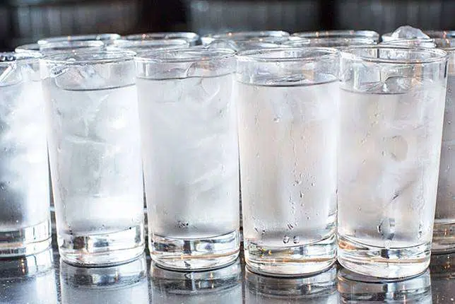 Awas, Bahaya Mengancam dari Kebiasaan Minum Air Es