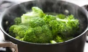Moms, Tips Merebus Sayur Hijau Agar Renyah
