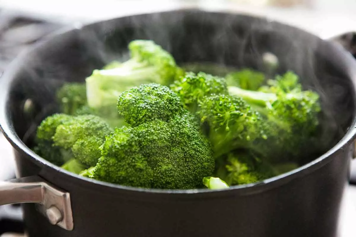 Moms, Tips Merebus Sayur Hijau Agar Renyah