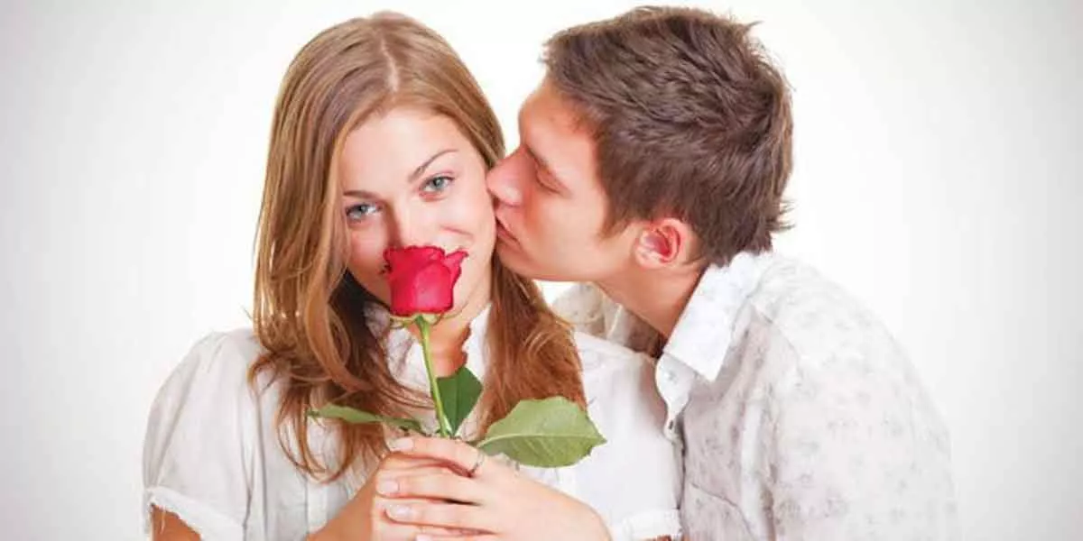 Lakukanlah, Cara Ini Agar Bisa Jatuh Cinta Pada Pasangan Setiap Hari Lho!