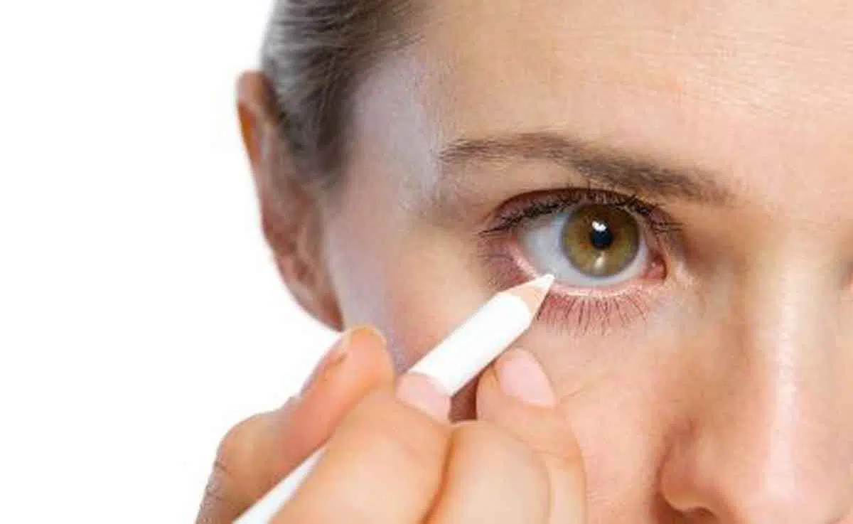 3 Cara Pakai Eyeliner Putih untuk Riasan Mata