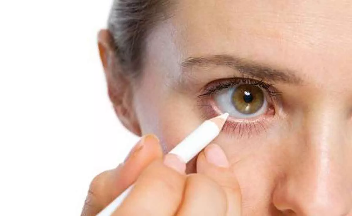 3 Cara Pakai Eyeliner Putih untuk Riasan Mata