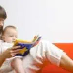 4 Khasiat Istimewa Bacakan Buku pada Bayi Sejak Dini