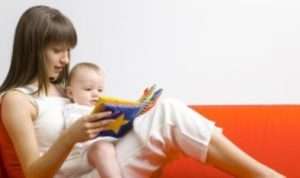 4 Khasiat Istimewa Bacakan Buku pada Bayi Sejak Dini