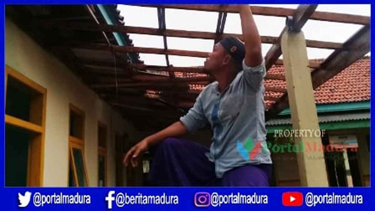 Rumah dan Sekolah Rusak Diterjang Angin Kencang