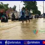 Banjir Blega Bangkalan Ganggu Aktivitas Warga