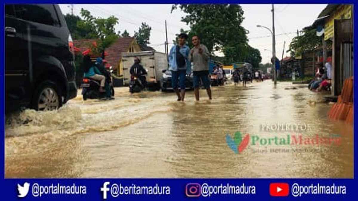 Banjir Blega Bangkalan Ganggu Aktivitas Warga