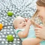 Bayi Anda Suka Mencubit dan Menarik Rambut? Ini Alasannya