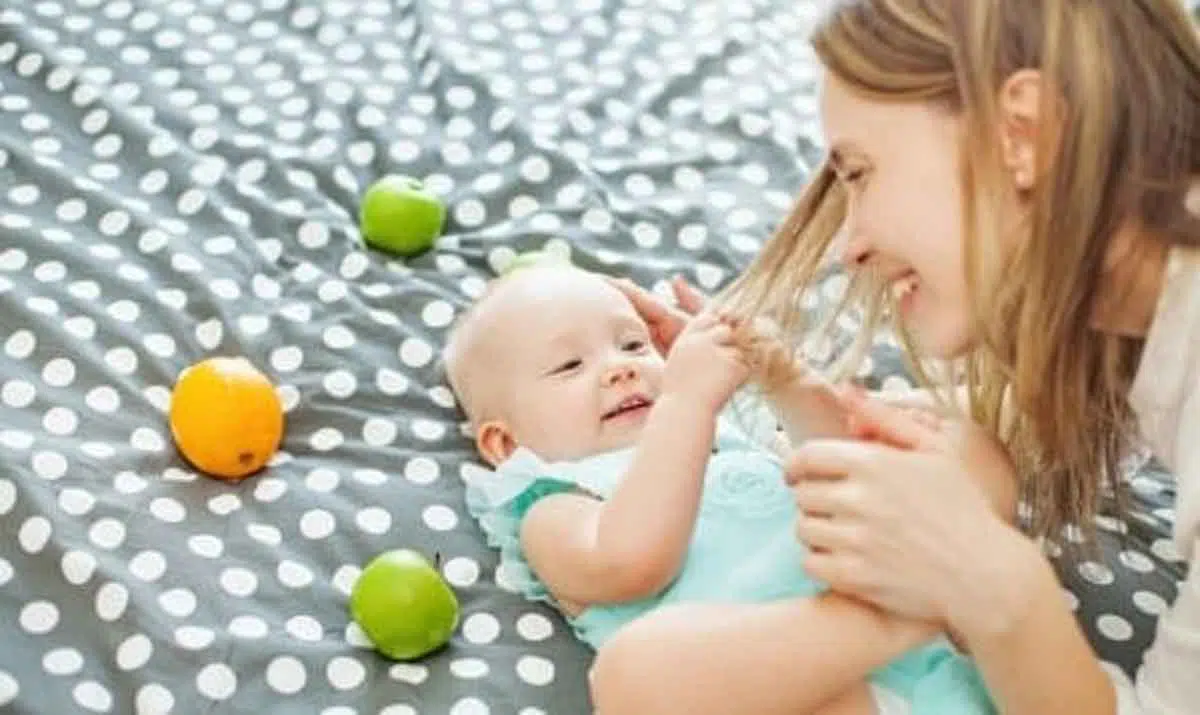 Bayi Anda Suka Mencubit dan Menarik Rambut Ini Alasannya