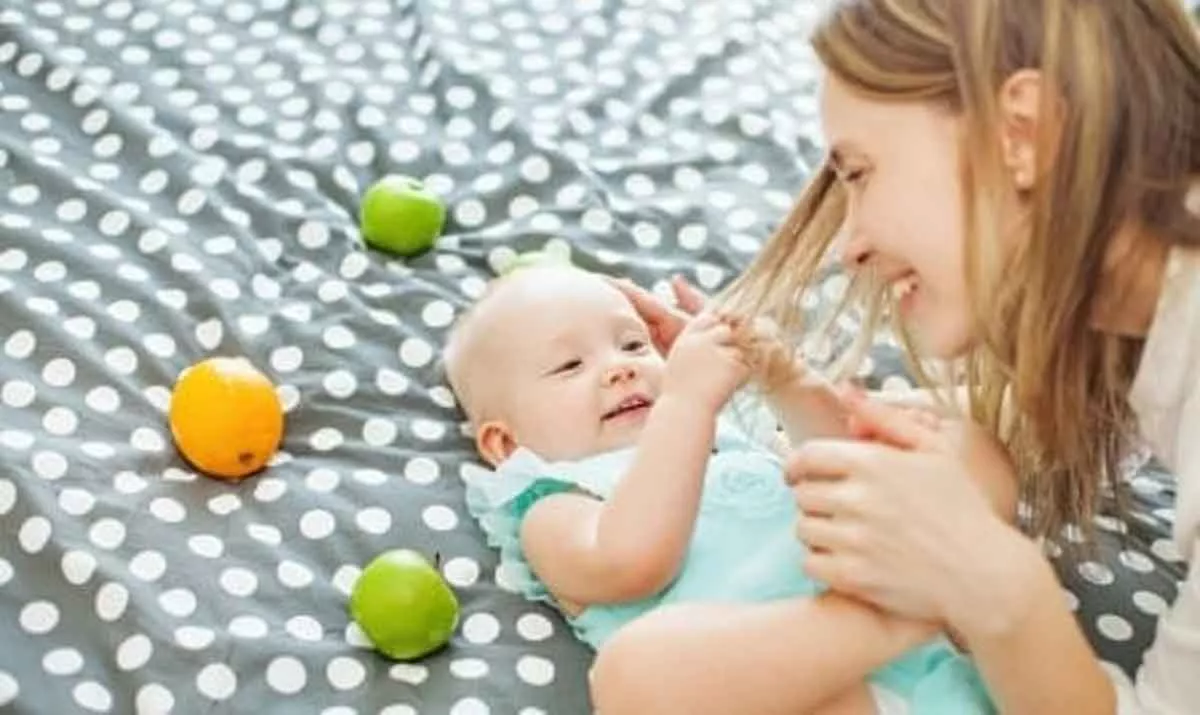 Bayi Anda Suka Mencubit dan Menarik Rambut Ini Alasannya