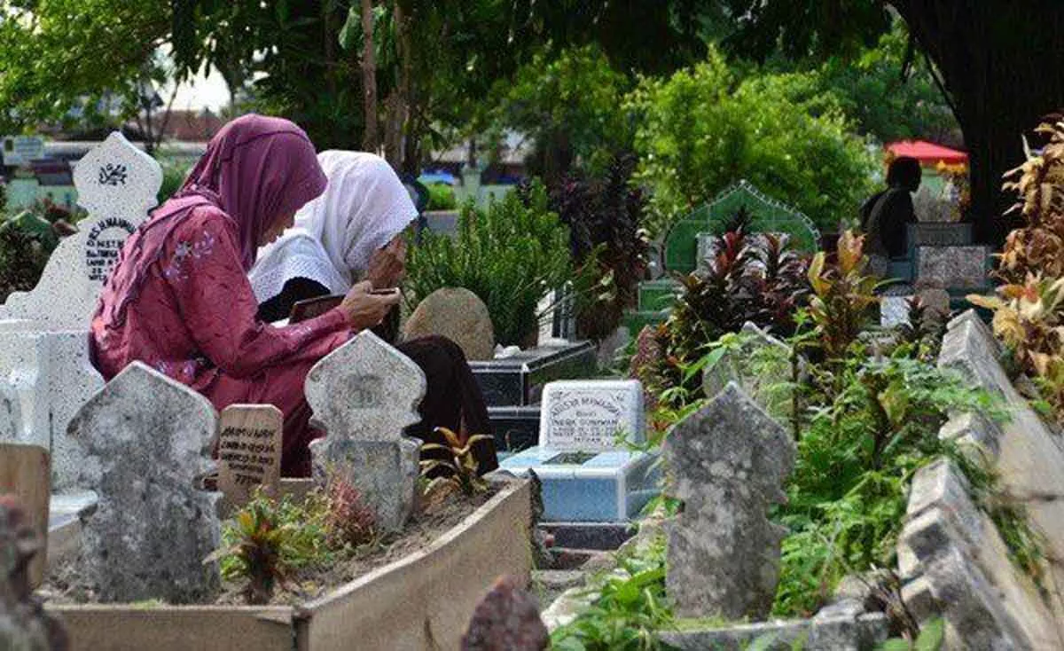 Umat Muslim, Ketahuilah Hukum Mencium Kuburan Menurut Islam