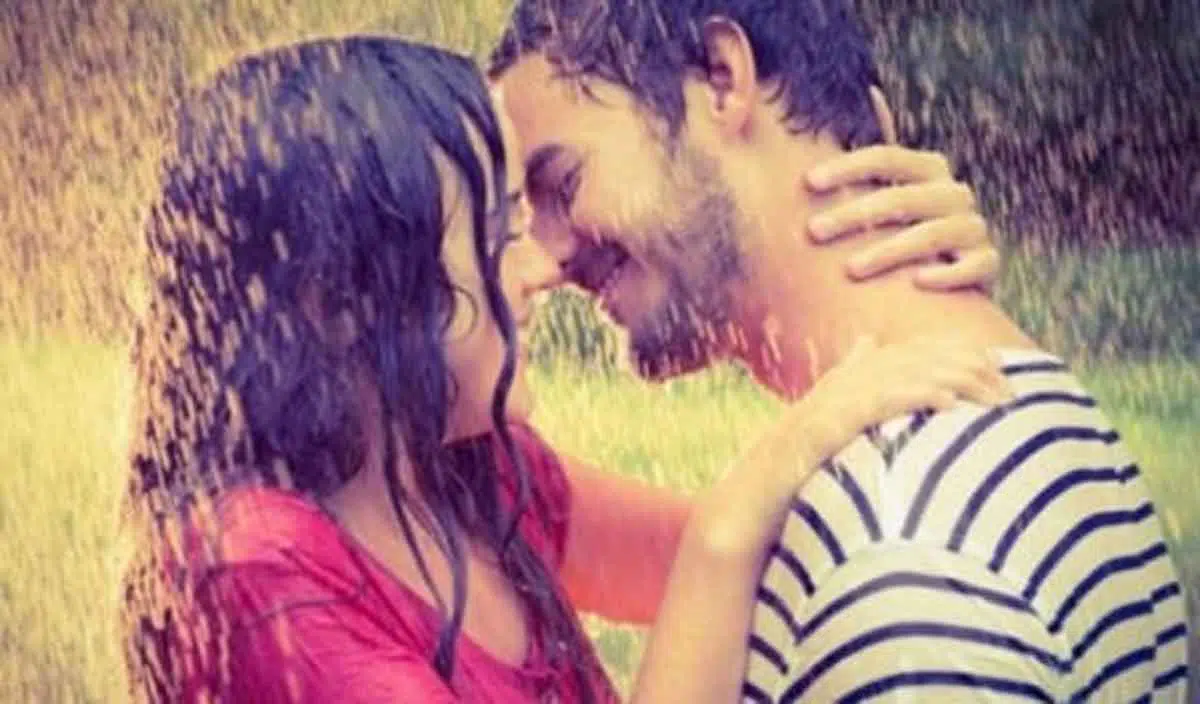 6 Alasan Bercinta di Musim Hujan Terasa Makin Hot