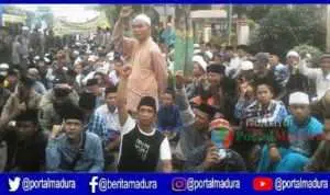 BreakingNews- Ribuan Massa IKABA Kawal Sidang Perdana Pembunuhan Anggota PPS Sampang