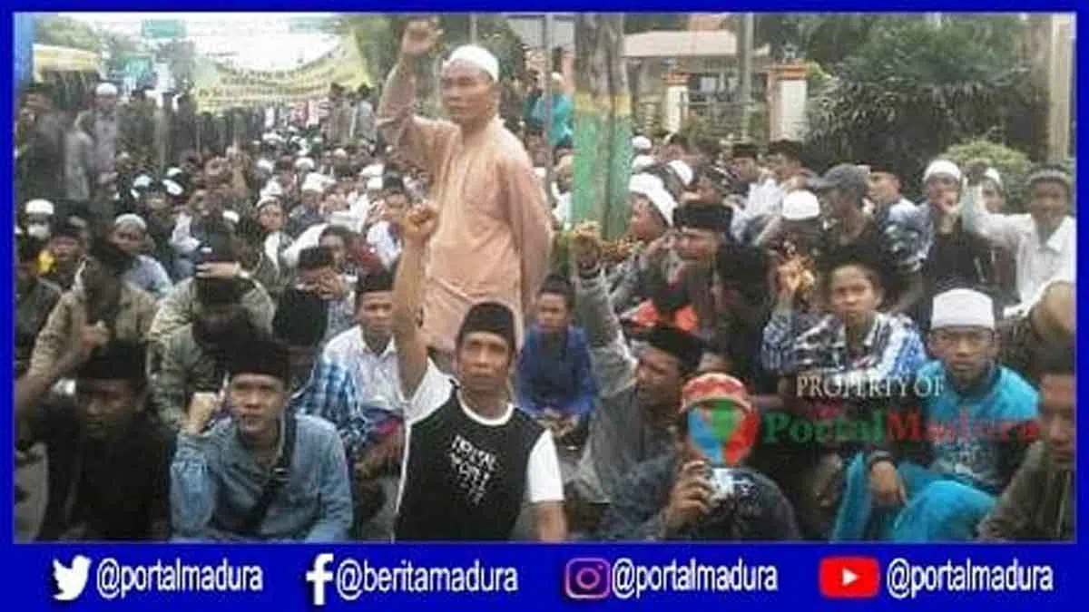 BreakingNews- Ribuan Massa IKABA Kawal Sidang Perdana Pembunuhan Anggota PPS Sampang