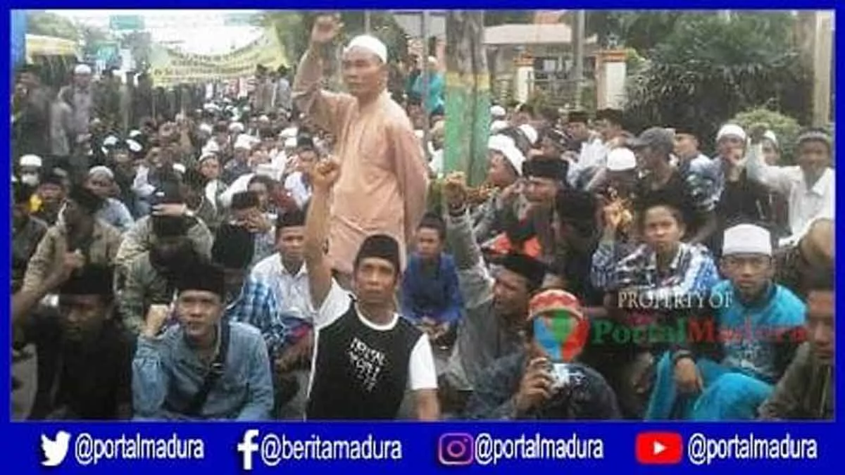 BreakingNews- Ribuan Massa IKABA Kawal Sidang Perdana Pembunuhan Anggota PPS Sampang