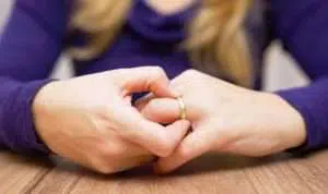 Cara Mudah Lepaskan Cincin yang Kekecilan