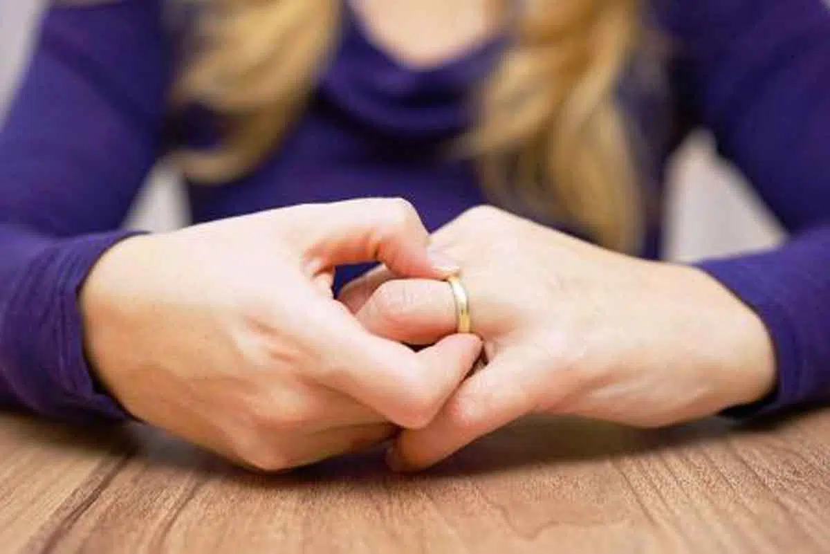 Cara Mudah Lepaskan Cincin yang Kekecilan