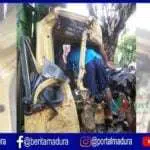 Diduga Setir Tak Berfungsi, Truk Tabrak Pohon di Sumenep