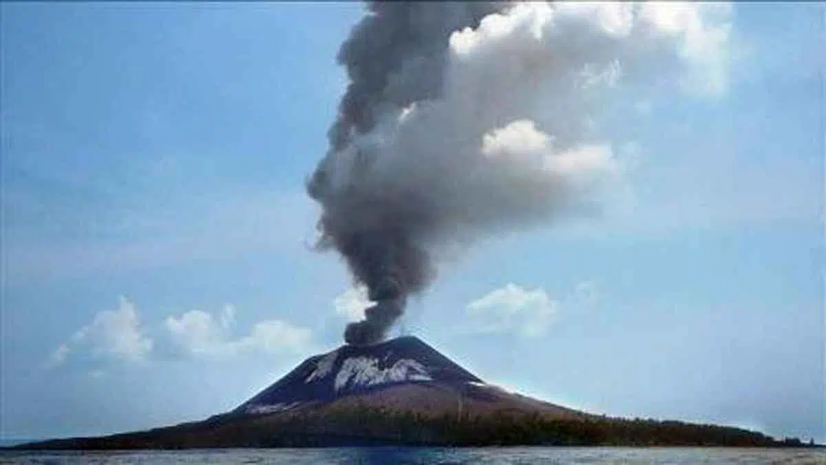 Gunung Anak Krakatau erupsi lagi