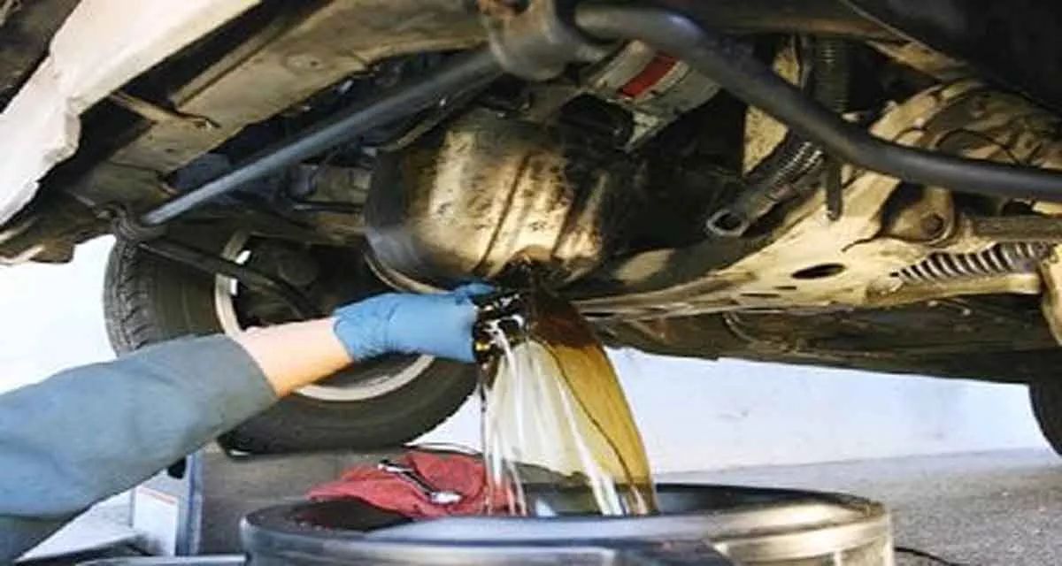 Guys, Begini 2 Cara Tepat Ganti Oli Mobil Sendiri