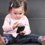 Hati-hati Moms, Ternyata Gadget Bisa Jadi Penyebab Anak Sulit Bicara