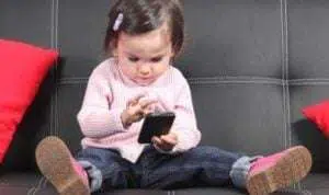 Hati-hati Moms, Ternyata Gadget Bisa Jadi Penyebab Anak Sulit Bicara