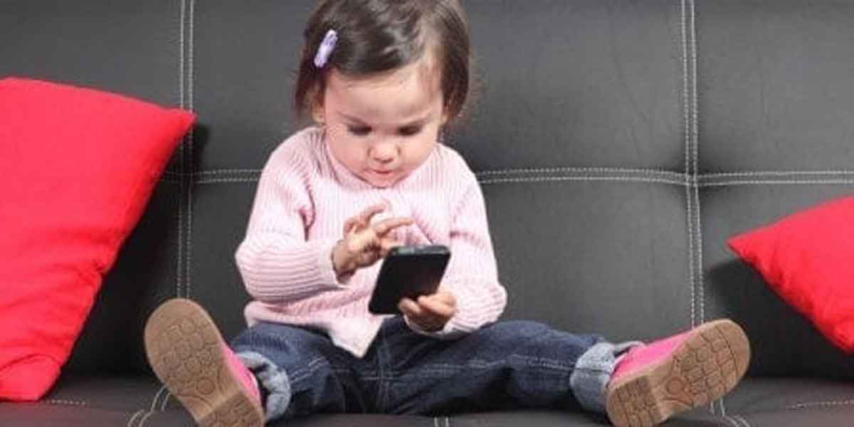 Hati-hati Moms, Ternyata Gadget Bisa Jadi Penyebab Anak Sulit Bicara