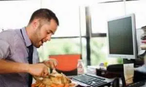 Jangan Makan Siang di Meja Kerja, Ini 6 Dampaknya