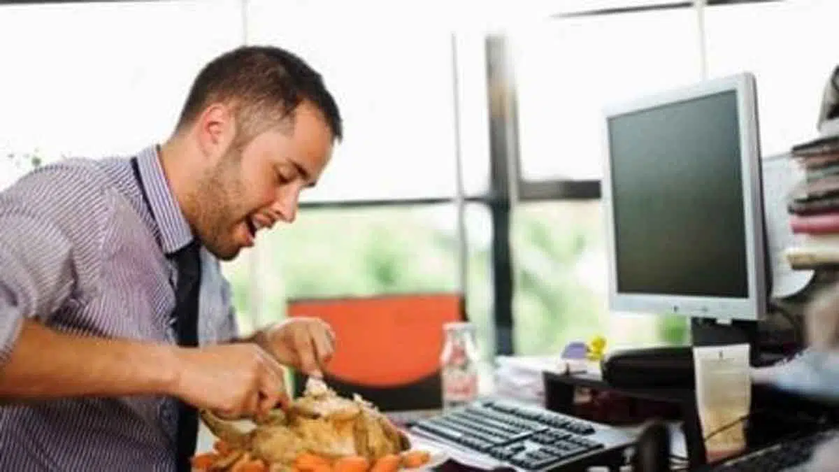 Jangan Makan Siang di Meja Kerja, Ini 6 Dampaknya