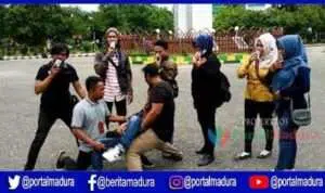 Kecewa Remisi Susrama Tak Kunjung Dicabut, Wartawan Pamekasan Aksi Teatrikal