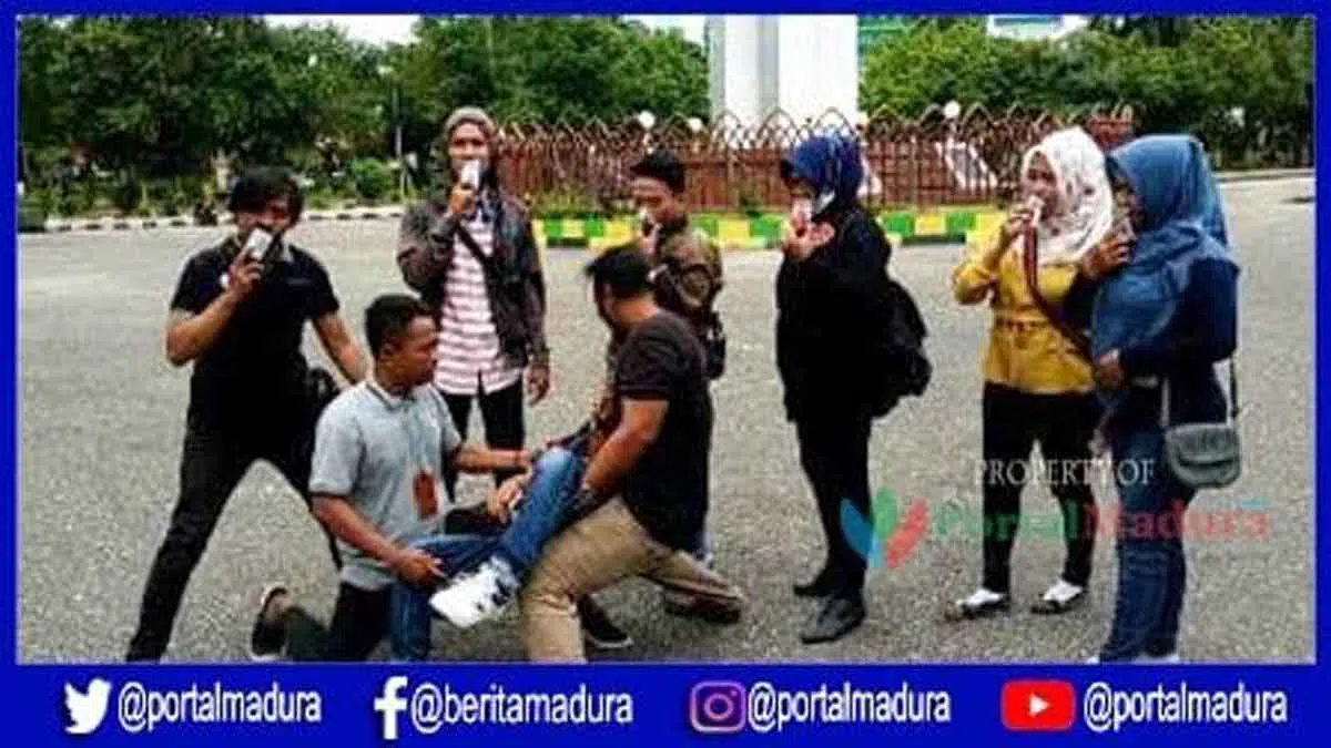 Kecewa Remisi Susrama Tak Kunjung Dicabut, Wartawan Pamekasan Aksi Teatrikal