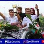 Lambaikan Tangan Kepada Warga, Bupati Pamekasan Kirab Piala Adipura Keliling Kota