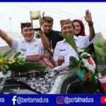 Lambaikan Tangan Kepada Warga, Bupati Pamekasan Kirab Piala Adipura Keliling Kota