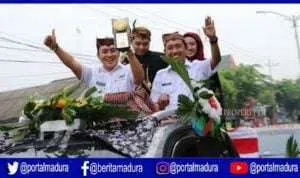 Lambaikan Tangan Kepada Warga, Bupati Pamekasan Kirab Piala Adipura Keliling Kota