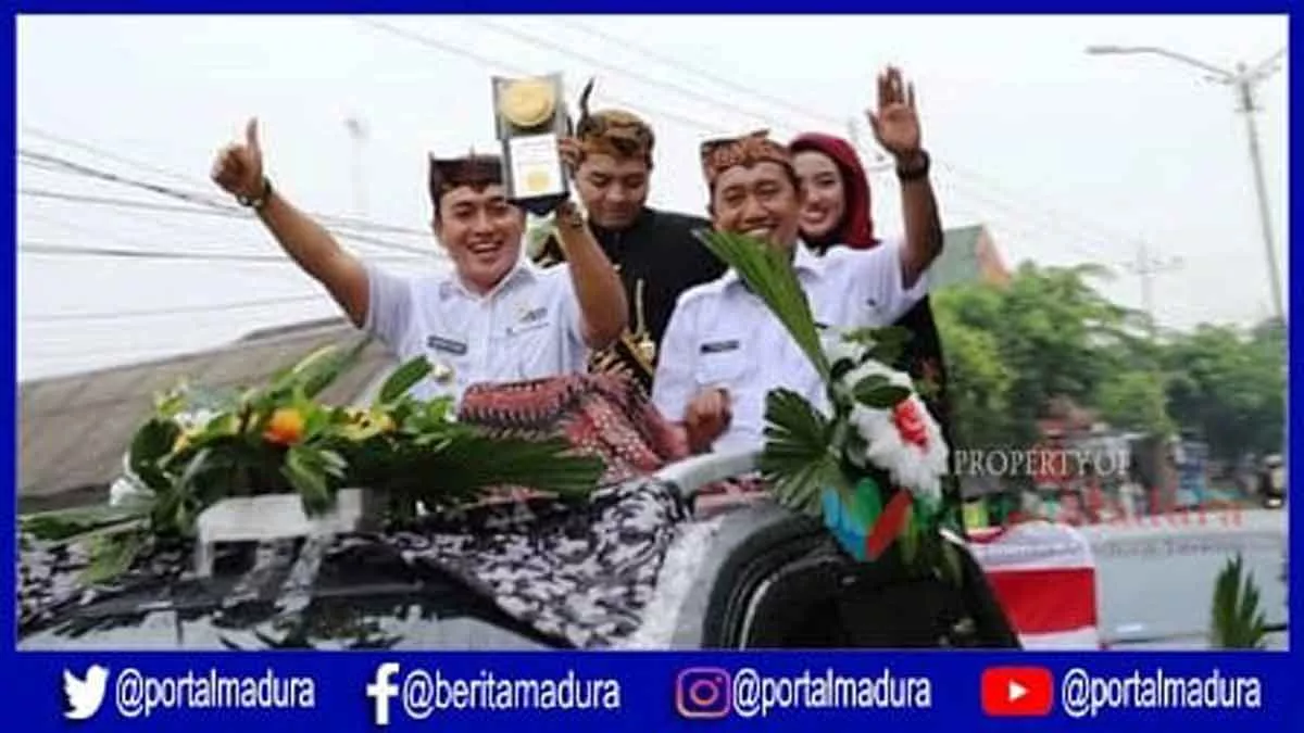 Lambaikan Tangan Kepada Warga, Bupati Pamekasan Kirab Piala Adipura Keliling Kota