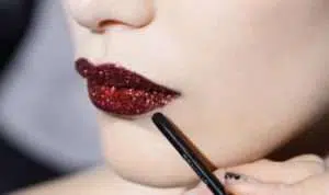 Mau Penampilan Anda Makin Glamor Yuk, Tambahkan Glitter di 4 Area Ini