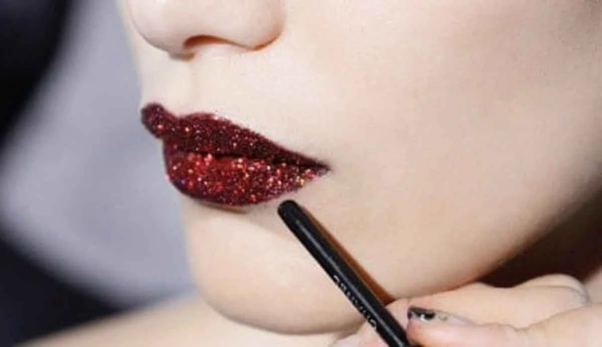 Mau Penampilan Anda Makin Glamor Yuk, Tambahkan Glitter di 4 Area Ini