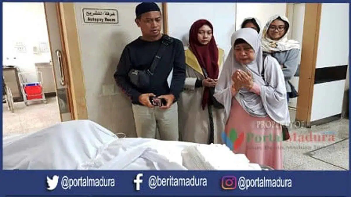 Pihak keluarga almarhum turut mendoakan menjelang pemindahan jenazah ke magsalah al amwat.(Foto. KJRI Jeddah Arab Saudi)