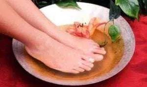 Ladies, Ini 6 Manfaat dan Cara Rendam Kaki pada Air Cuka