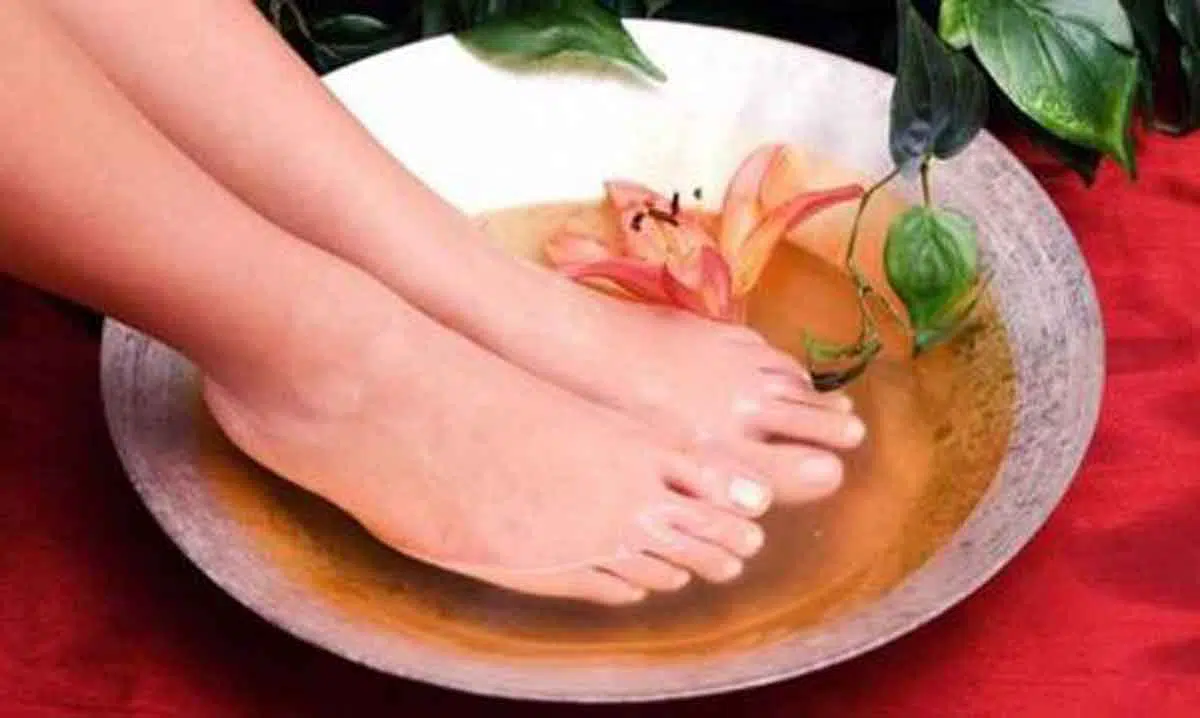 Ladies, Ini 6 Manfaat dan Cara Rendam Kaki pada Air Cuka