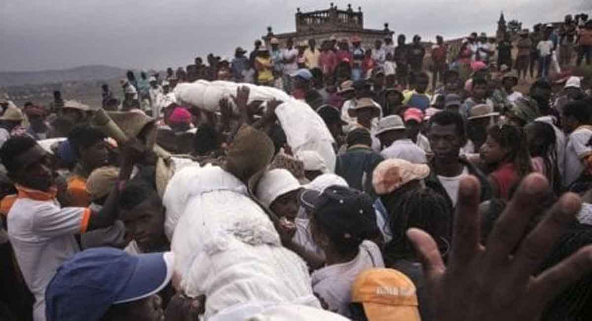 6 Ritual Paling Menyeramkan di Dunia, 3 Diantaranya Dilakukan di Indonesia