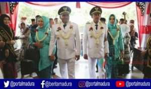 Bupati danWakil Bupati Sampang, H. Slamet Junaidi-H. Abdullah Hidayat tiba di Pendopo Kabupaten Sampang bersama keluarga, Rabu (30/1/2019). (Foto. Rafi)