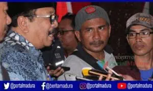 Bupati danWakil Bupati Sampang, H. Slamet Junaidi-H. Abdullah Hidayat tiba di Pendopo Kabupaten Sampang bersama keluarga, Rabu (30/1/2019). (Foto. Rafi)