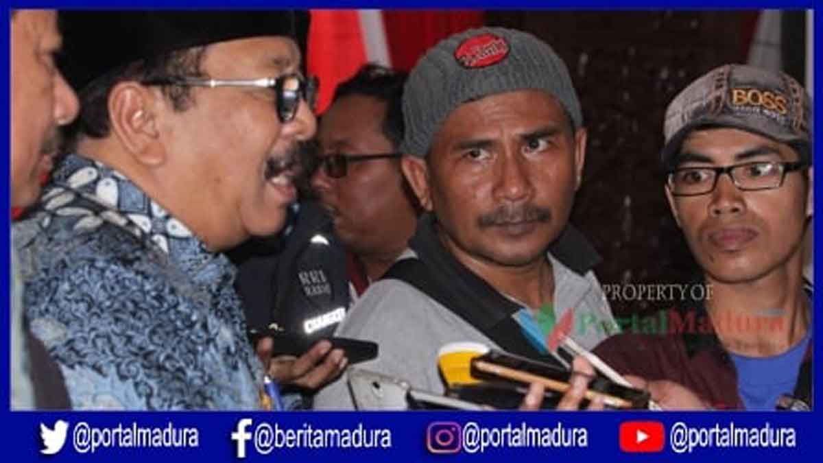 Bupati danWakil Bupati Sampang, H. Slamet Junaidi-H. Abdullah Hidayat tiba di Pendopo Kabupaten Sampang bersama keluarga, Rabu (30/1/2019). (Foto. Rafi)