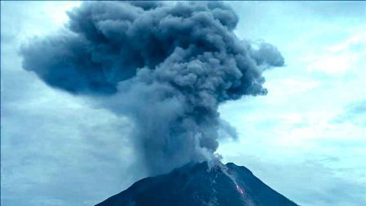 Sejak Kemarin Gunung Ibu  Alami 84 kali Letusan 