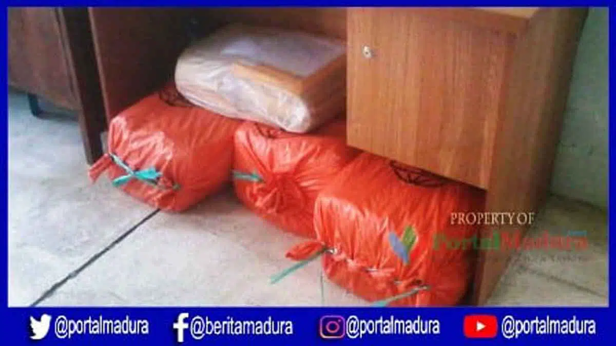 PT. Pos Indonesia Tarik Tiga Tabloid Indonesia Barokah di Masjid Sampang