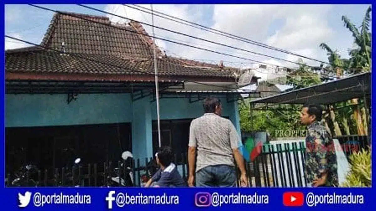 Tower Milik Pemkab Roboh Menimpa Balai PWI Sumenep
